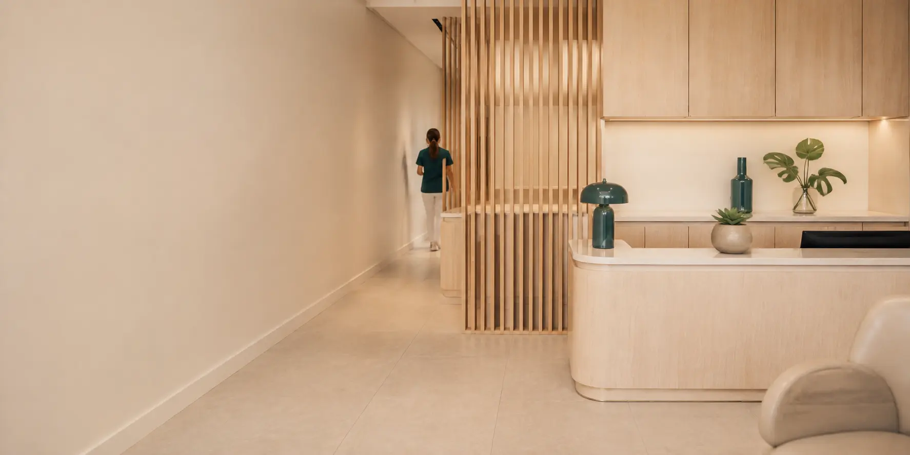 Interior luminoso de una cl&iacute;nica dental contempor&aacute;nea